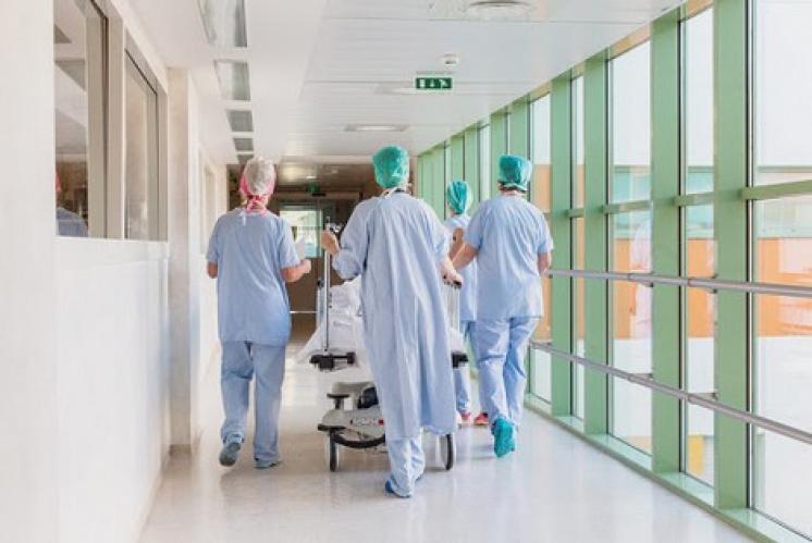 أطر الصحة بالمغرب تثمن تعاقد الوزارة مع مصحات خاصة للعلاج