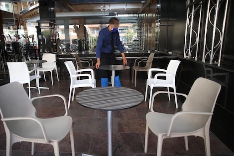 تجار وأرباب مقاهٍ يتخوّفون من رجوع الحجر الشامل إلى البيضاء