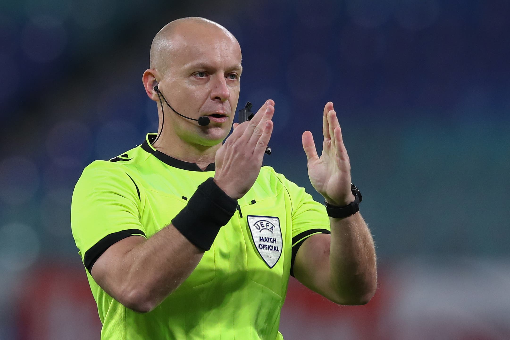 حكم نهائي الكأس.. أثار غضب كلوب مرتين واتهمه الروس بـ”قتلهم”