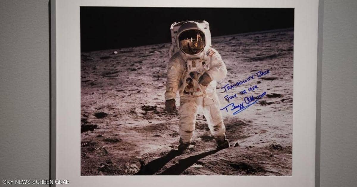 صورة أرمسترونج على سطح القمر تُعرض في المزاد  