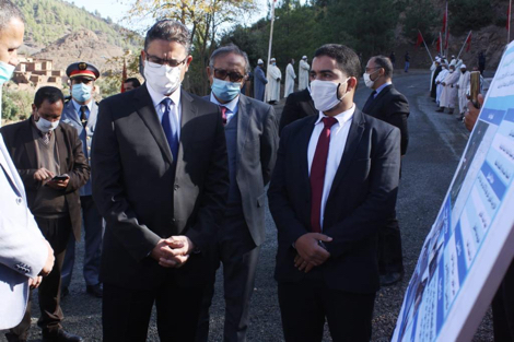 عامل الحوز يدشن طريقا لفك العزلة عن دواوير