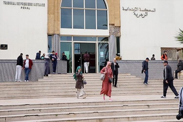 كورونا يؤرجح ملف رامية أطفالها من سطح عمارة