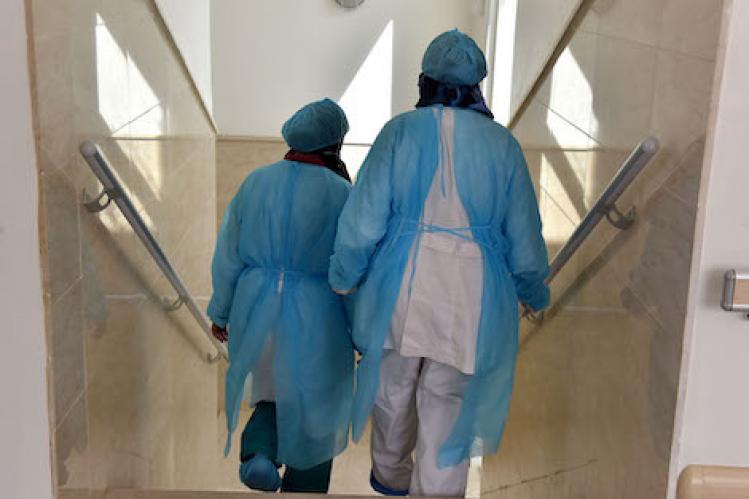 ممرضون يحصون مئات الإصابات بكورونا وينتقدون “استهزاء” الوزارة‬