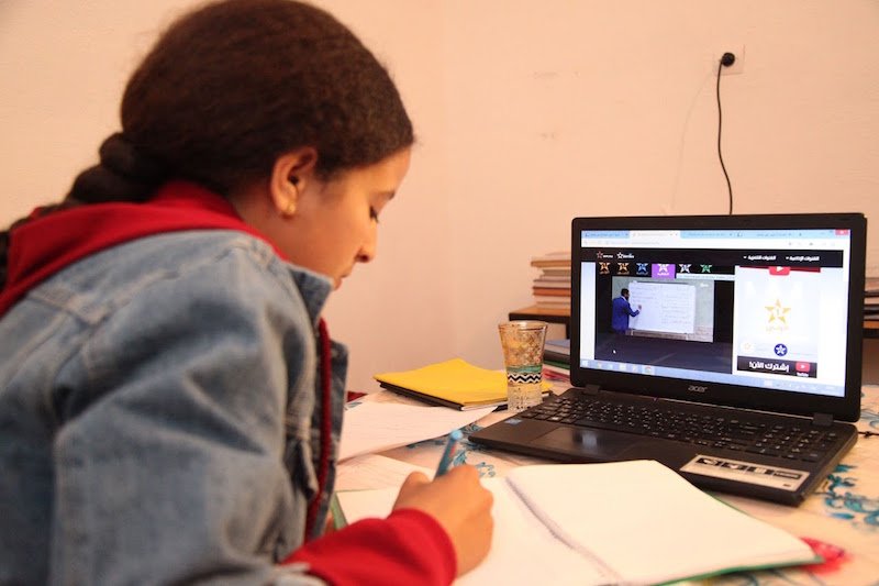 إشكالات بيداغوجية ولوجستيكية تحاصر “التعليم عن بعد” بمدارس عمومية