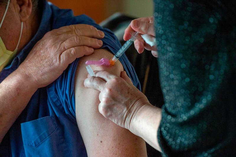 إصابة طبيب بحساسية مفرطة بعد تلقيه “لقاح موديرنا”