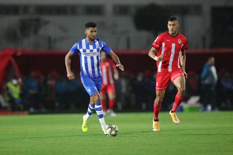 اتحاد طنجة يهزم الفتح وينتزع صدارة الترتيب