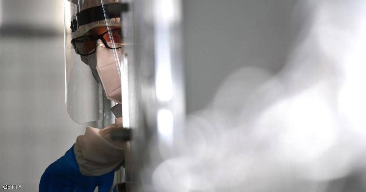 “اخرجونا.. أرجوكم”: سلالة كورونا الجديدة تضرب مطارات أوروبية