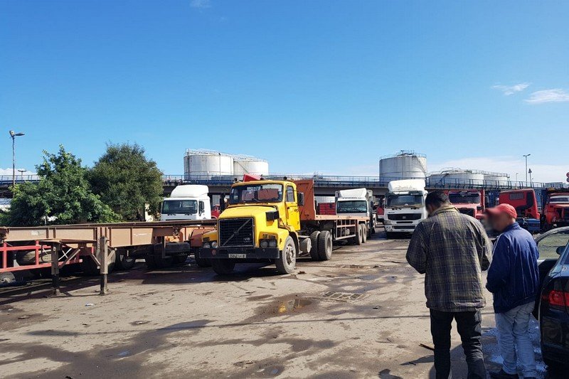 “البطاقة المهنية” تثير استياء سائقي نقل البضائع