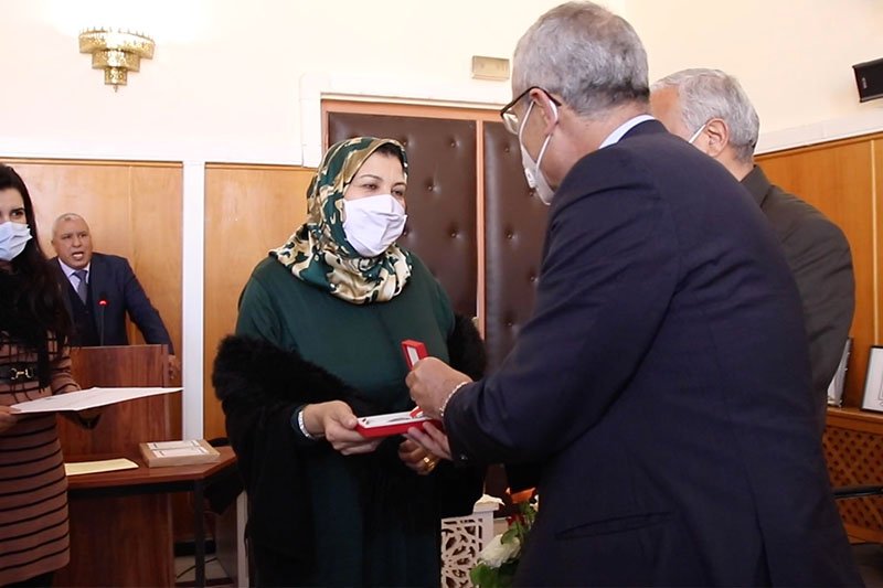 بنعبد القادر يوشح موظفة بمكناس