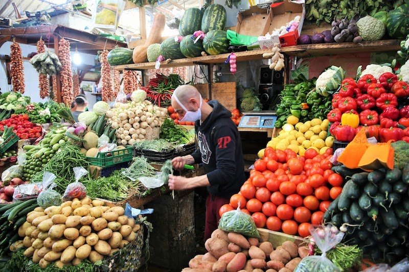 تزايد الطلب ينعش الإقبال على المحلات التجارية للمنتجات الاستهلاكية