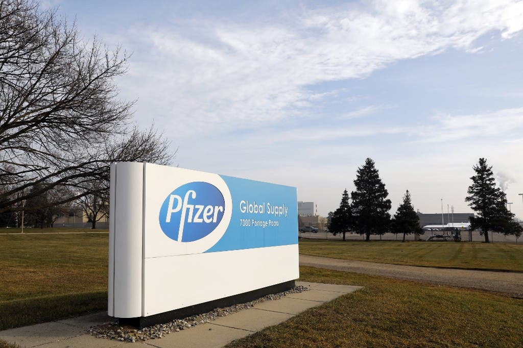 خيبة أم ماذا؟.. الوباء يطال ممرضا بعد أسبوع من اللقاح!