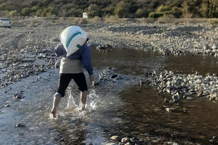 ساكنة تشكو مخاطر عبور واد بين آيت باها وتنالت‬