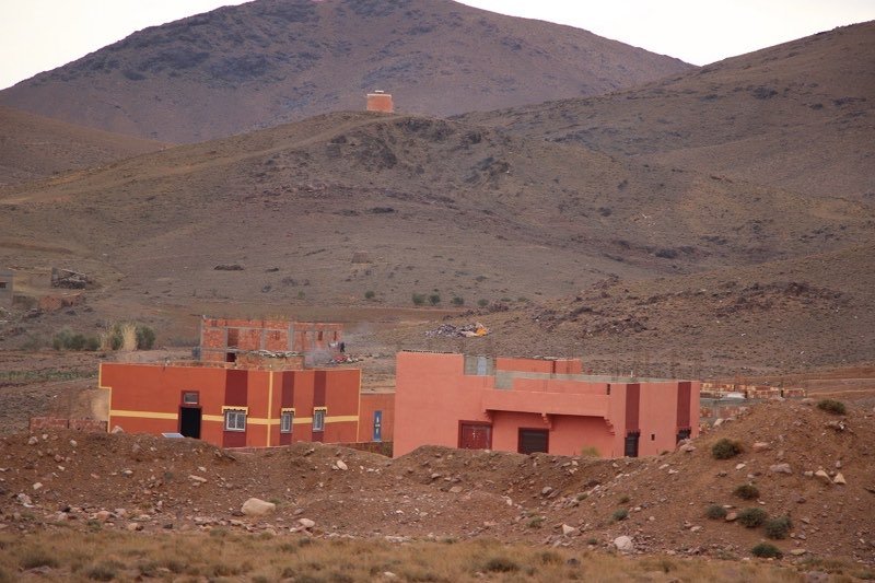 ساكنة دوار بضواحي “إكنيون” تعاني غياب الكهربة