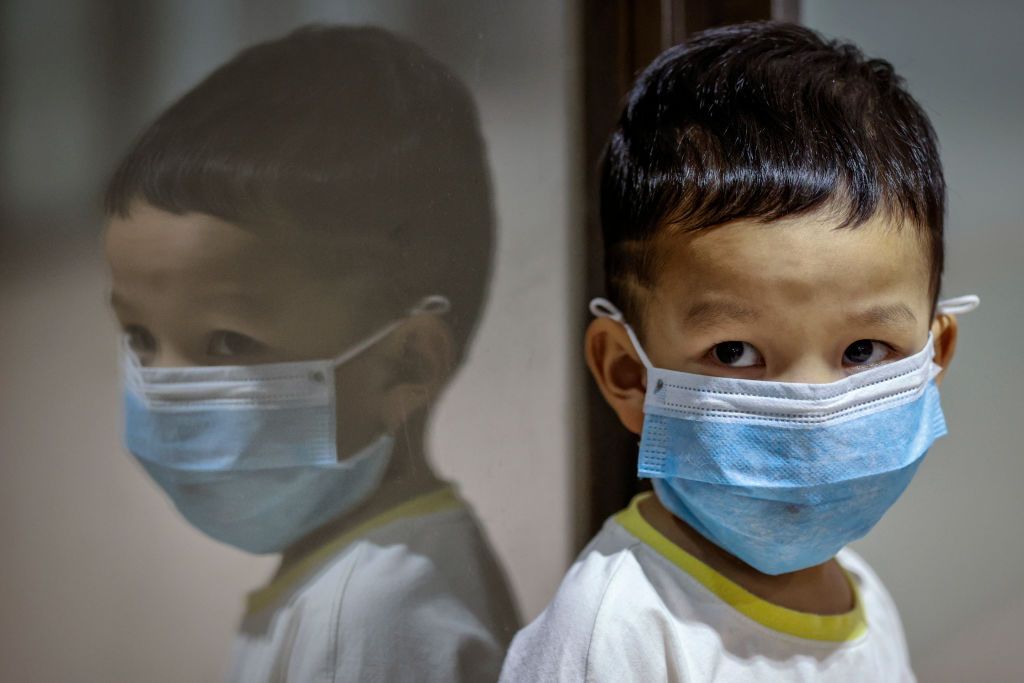 سلالة كورونا الجديدة.. هل هي خطيرة على الأطفال؟