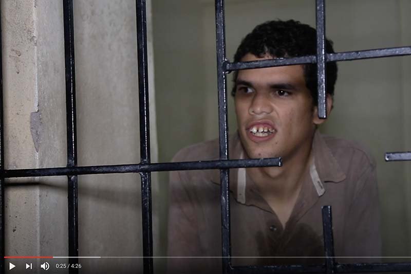 شاب يعيش في قفص حديدي