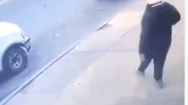 شاهد لحظة مقتل مطرب شهير بالرصاص في الشارع