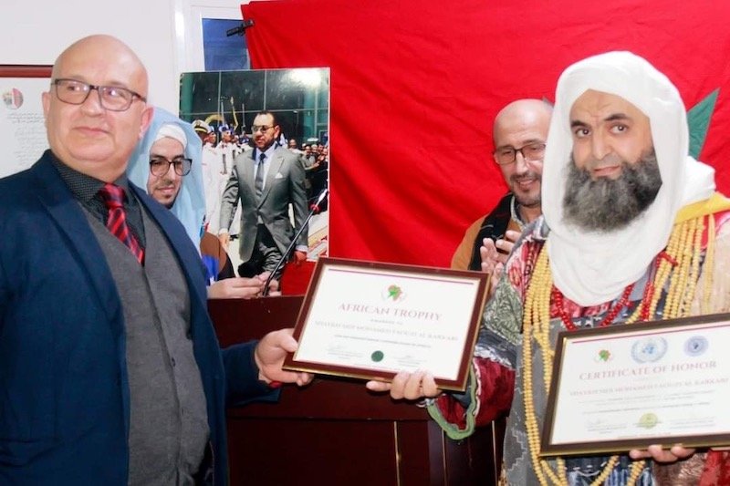 شيخ “الطريقة الكركرية” يتسلّم جائزة إفريقية