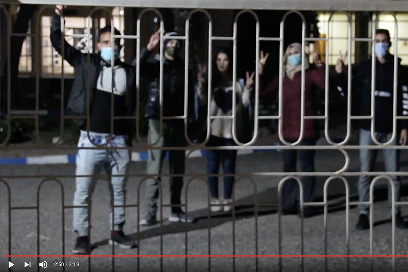 طلبة يعتصمون من أجل شواهد