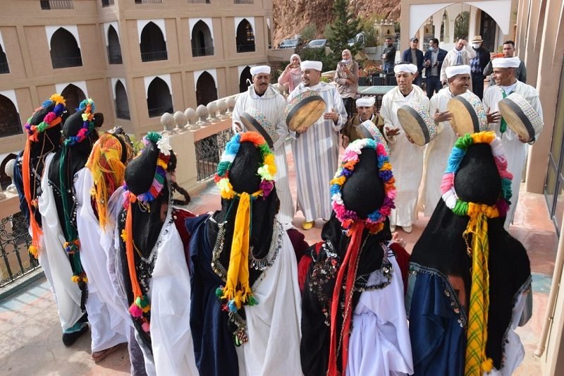 “فرقة حركوس” تصنع الأفراح في الجنوب الشرقي برقصات “أحيدوس”