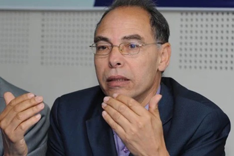 قاضي التحقيق يأمر بإيداع المعطي منجب السجن