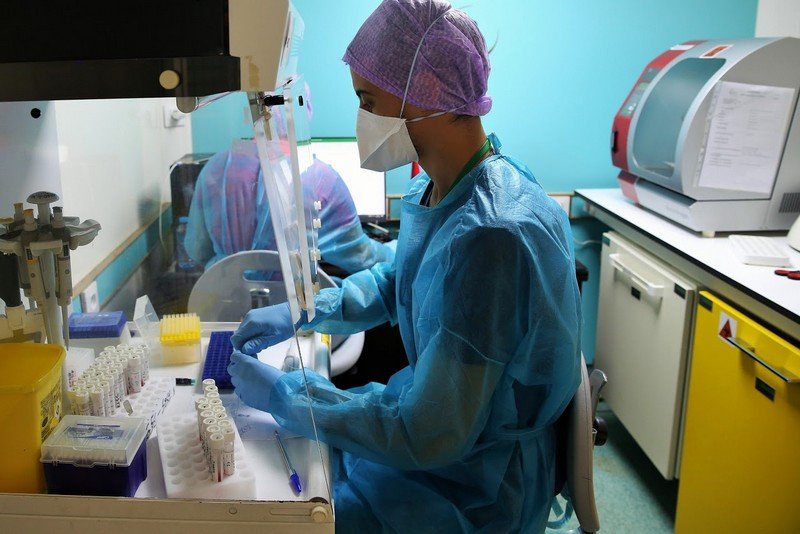 لماذا قلّصت وزارة الصحة عدد التحاليل المخبرية للكشف عن “كورونا”؟