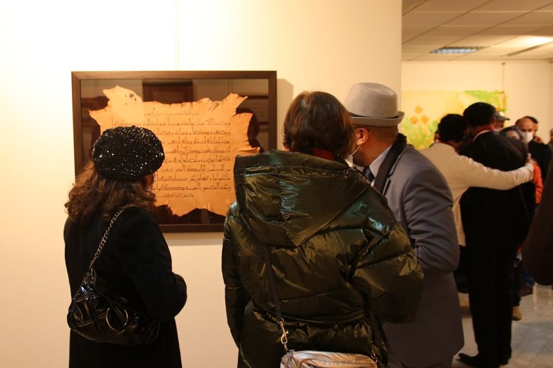 لوحات تشكيلية تبرز روعة الخط العربي وتكسر رتابة الوضع الوبائي