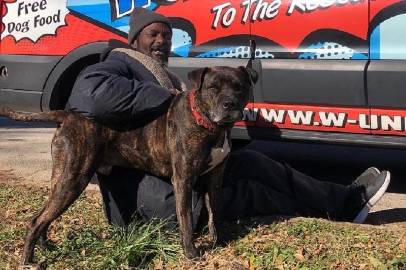 مشرد ينقذ حيوانات من حريق في جورجيا