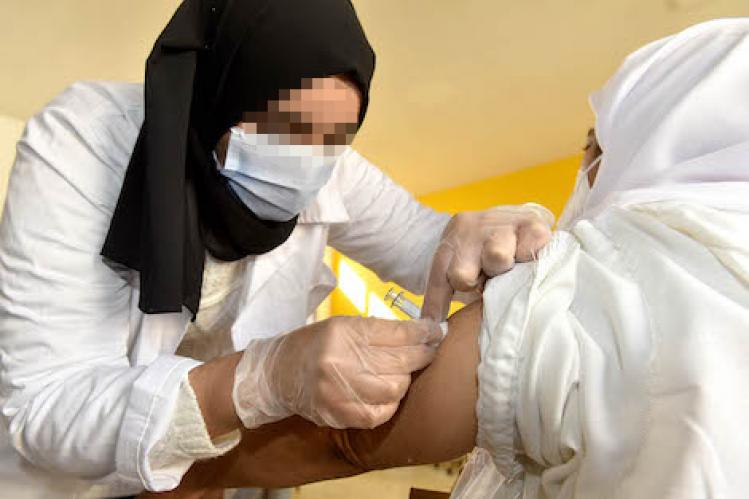 معلقون يرحبون بمجانية التلقيح ضد فيروس “كوفيد”