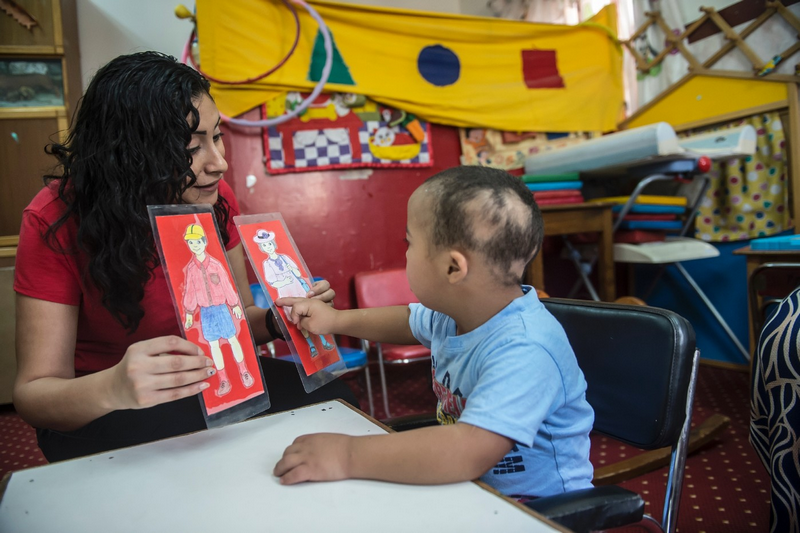 أسر “الأطفال المعاقين” تواجه السلبية وثقافة العيب والتنمر في المغرب