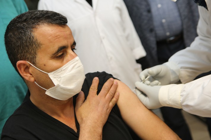 أطر الصحة بخنيفرة يتلقون الجرعة الأولى من اللقاح المضاد لكورونا