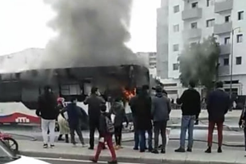 ألسنة النيران تلتهم حافلة للنقل الحضري بمكناس