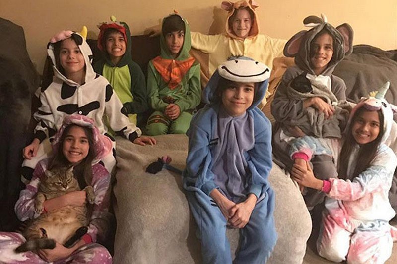 أمريكية تحتفل بعيد ميلاد توائمها الثمانية