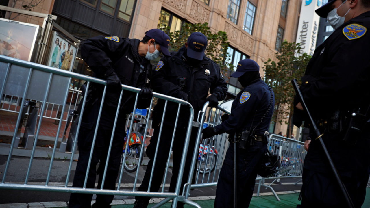 أنصار ترامب يتجهون نحو مقر تويتر بعد وقف حسابه