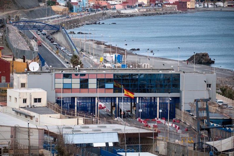 إسبانيا تمدد إغلاق ثغرَي سبتة ومليلية المحتلين