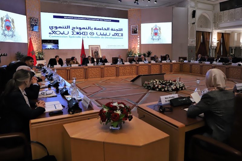 التلقيح ضد “كورونا” يؤجل عرض خلاصات اللجنة الملكية للنموذج التنموي