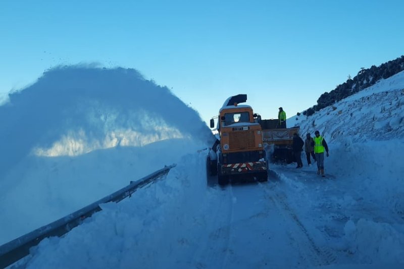 الثلوج تربك حركة السير بين تمحضيت وآيت اوفلا