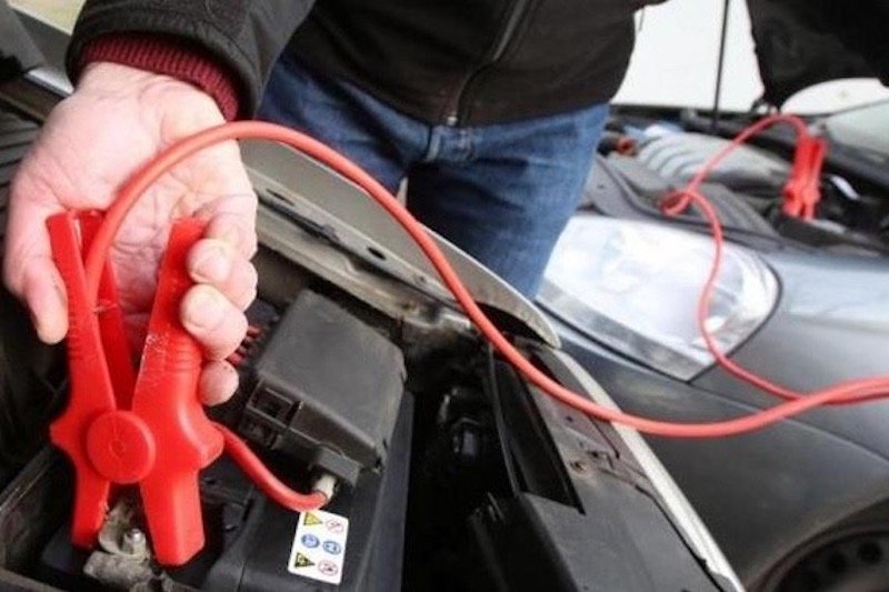 الطريقة الصحيحة لبدء تشغيل السيارة بمساعدة خارجية