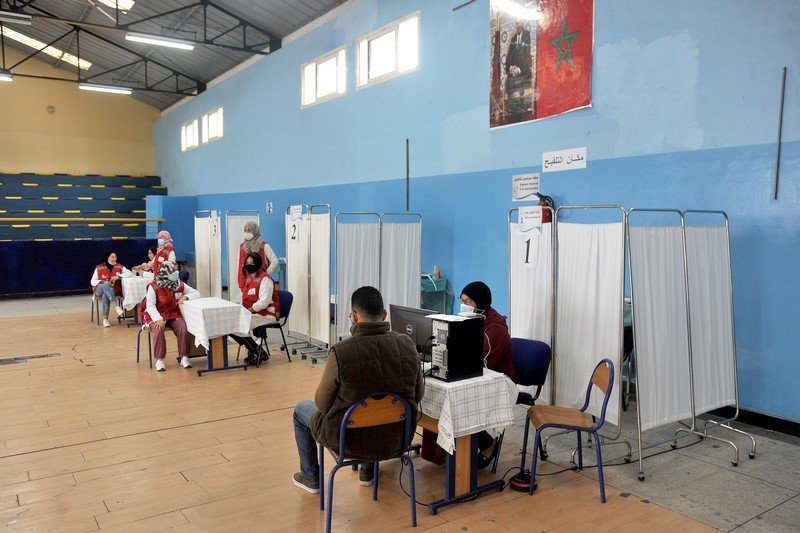 المغرب يبدأ معركة “ترويض الفيروس” .. وهذه أعراض لقاحَي “كورونا”