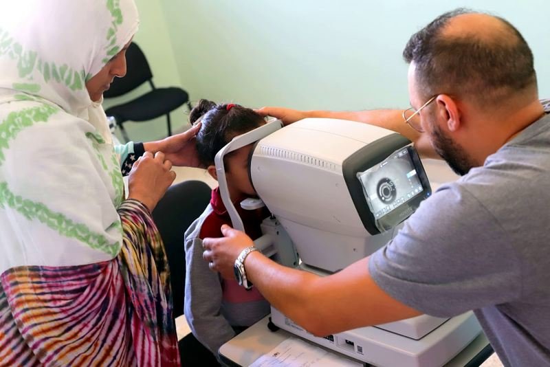 الهواتف الذكية والحواسيب تؤذي صحة العيون .. هذه مضاعفات وتحذيرات