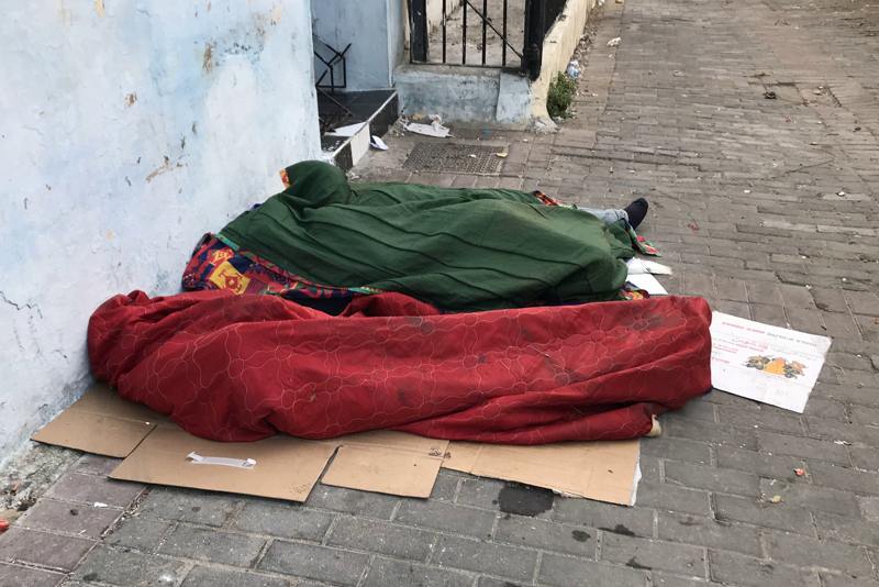 برودة الطقس وفيروس كورونا يسلبان أرواح أشخاص في “وضعية الشارع”