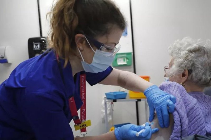 بريطانيا تلقح 200 ألف شخص يوميا ضد كورونا