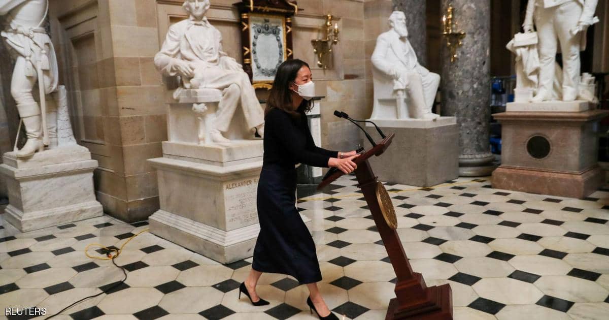 بيلوسي تلقي كلمة على منبر سـُرِق أثناء أحداث الكونغرس