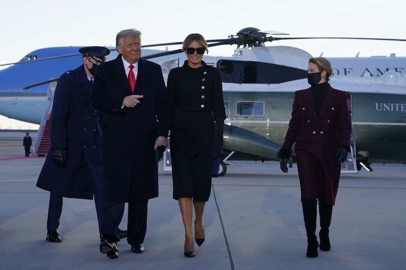 ترامب يغادر البيت الأبيض على متن مروحية رئاسية