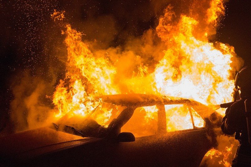 جثة متفحمة داخل سيارة تستنفر المحققين في تازة