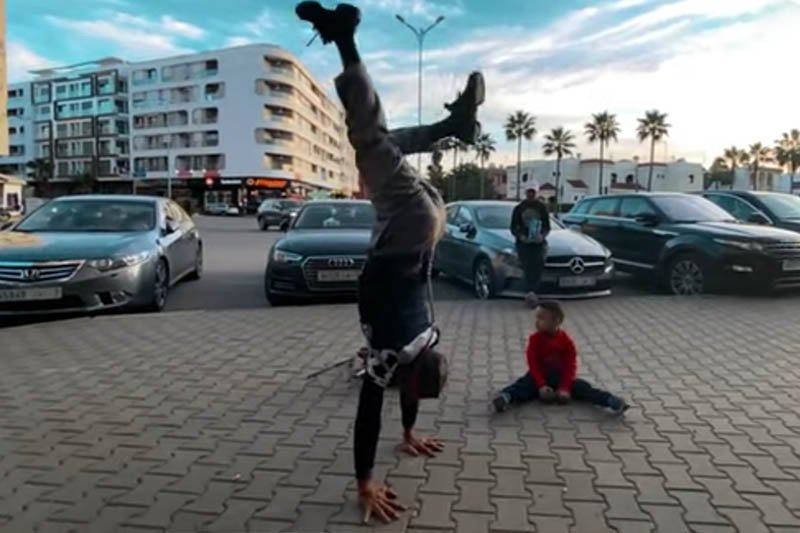 جمباز في شوارع البيضاء