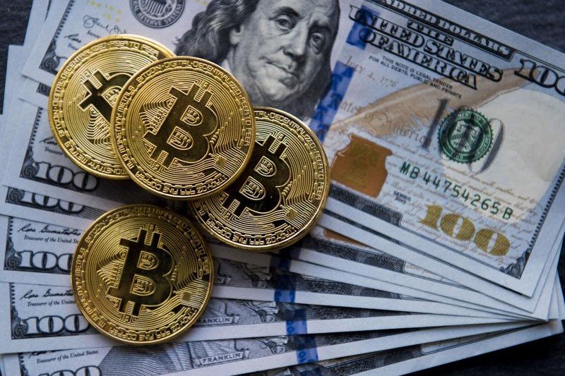 سعر عملة “بيتكوين” الرقمية يصل إلى 42 ألف دولار