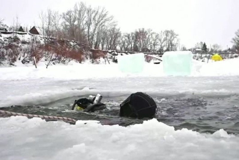 عظام قديمة بنهر متجمد تجذب غواصين في روسيا 
