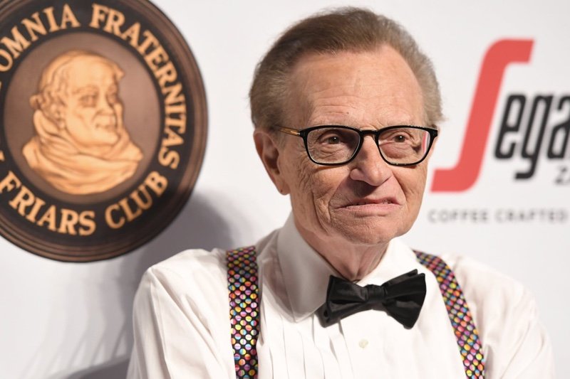 “كورونا” يغيّب المنشط الأمريكي الشهير لاري كينغ