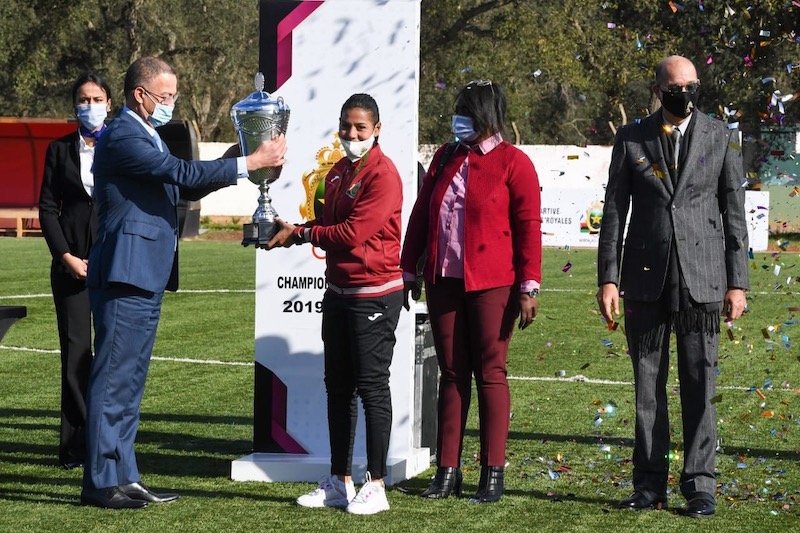 لقجع يسلم إناث نادي الجيش الملكي درع البطولة