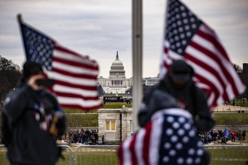 متظاهرون مؤيدون لترامب يقتحمون مبنى “الكونغرس”
